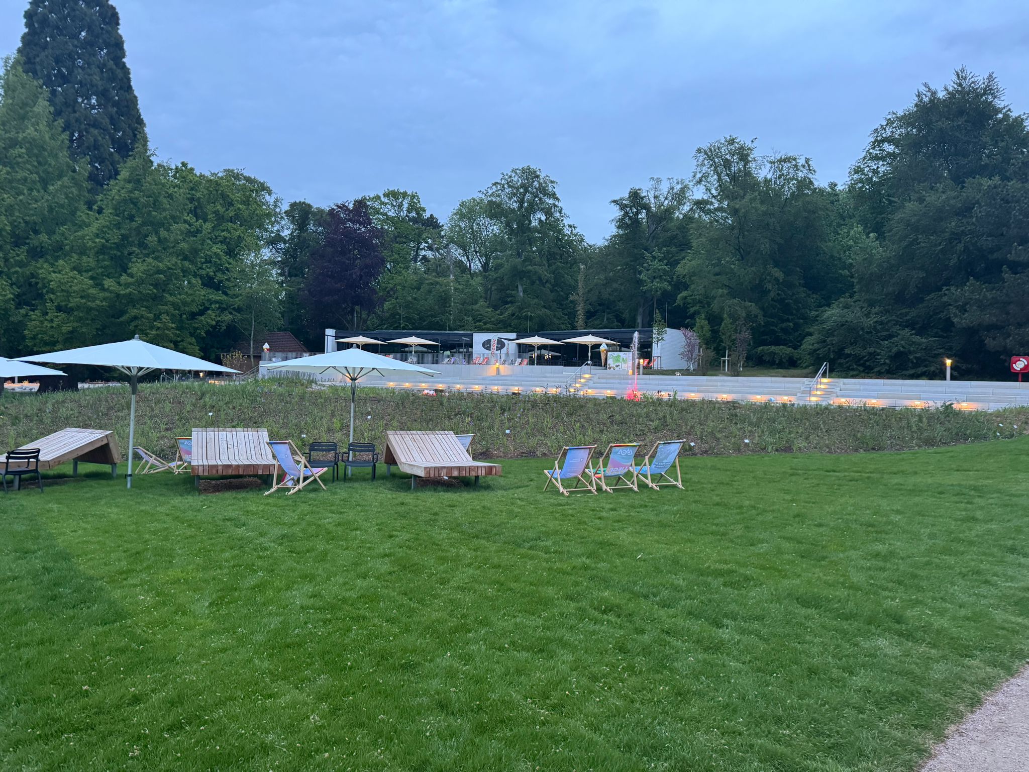 Liegestühle und La Piazza am Abend