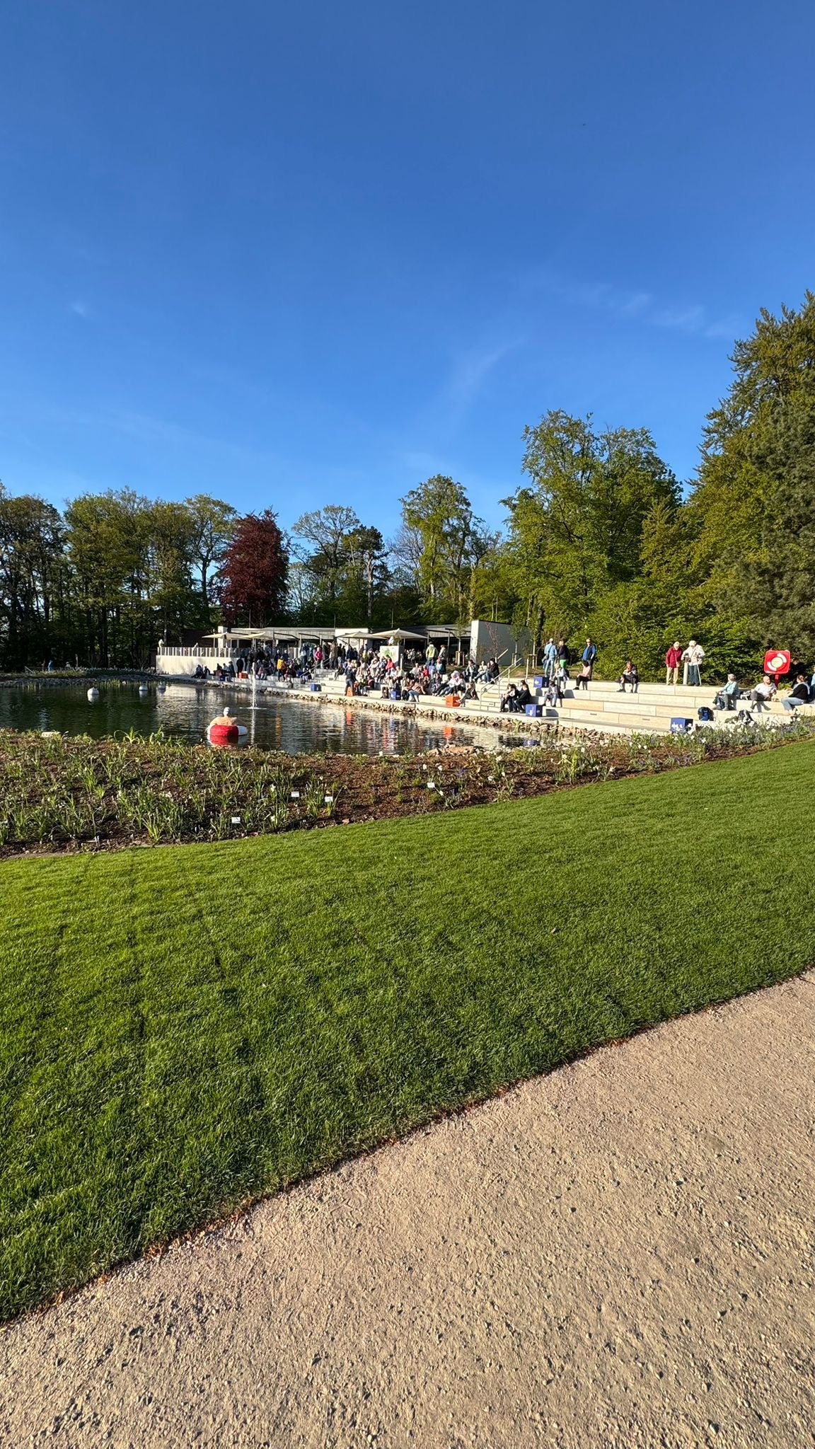 Sonniger Blick auf das Wasser und die Terrasse