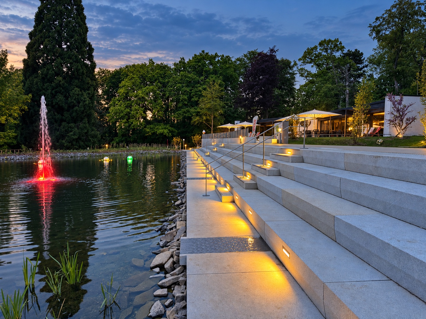 La Piazza am Wasser im warmen Abendlicht